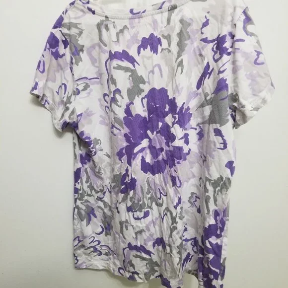 Gray w purple flowers St. John's Bay women's L V-neck t-shirt - Picture 4 of 4